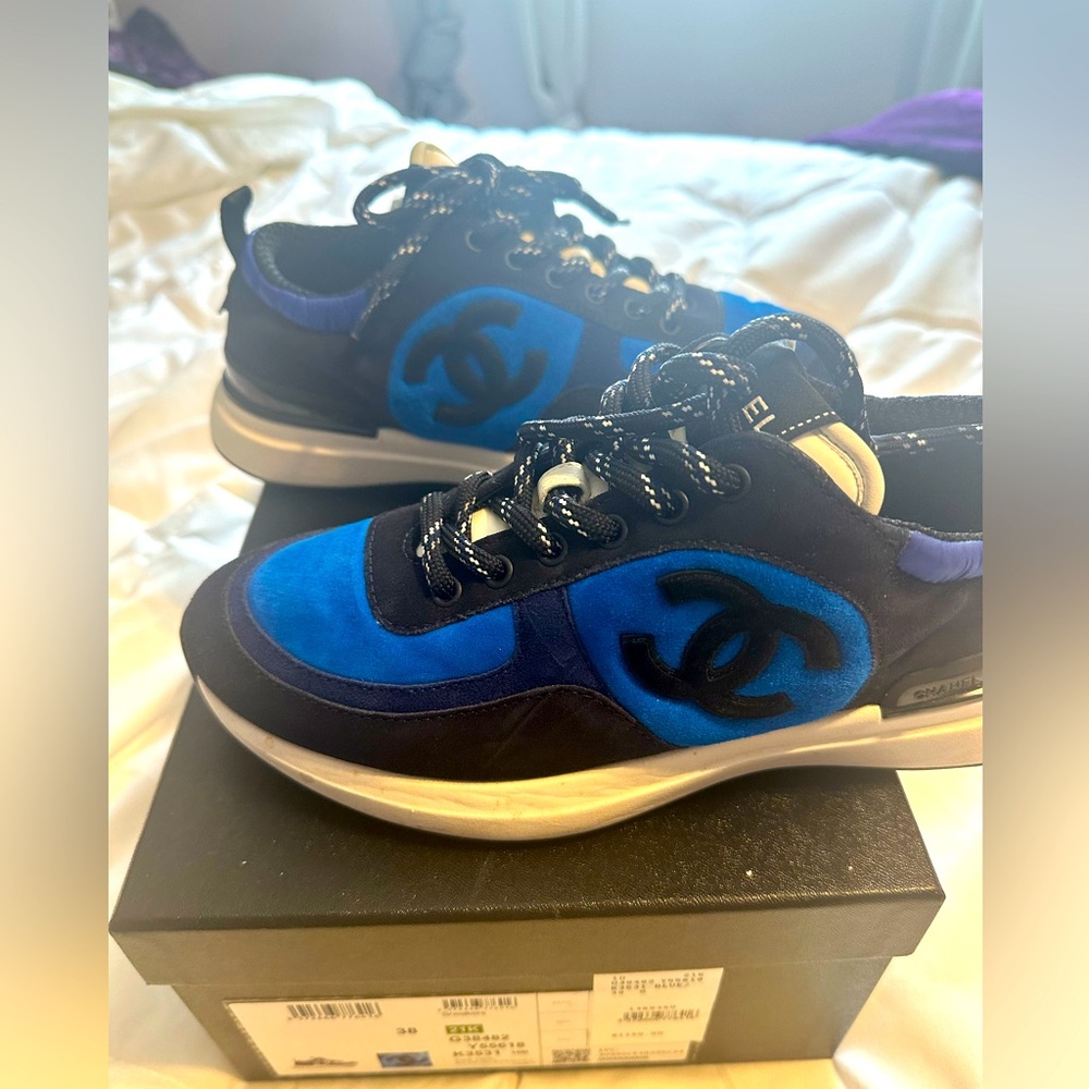 100% authentic Chanel sneakers size 38. Worn twice!